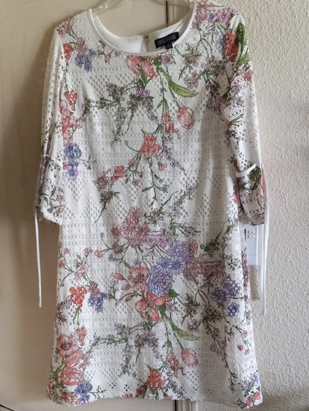 Karin Stevens        Cream color floral lace-textured Shift Dress.       size 18